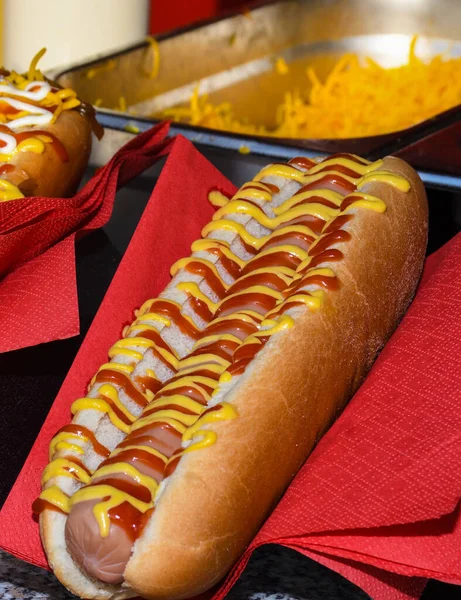 Koncepcja Street Food Hot Dog Sosami Wyświetlane Czerwonej Serwetce — Zdjęcie stockowe