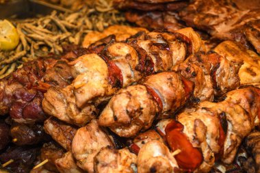 Barbekü etkinliğinde tezgahın üstünde sebzeli ızgara et. Brunch Choice Kalabalığı Yemek Seçenekleri Yeme Konsepti