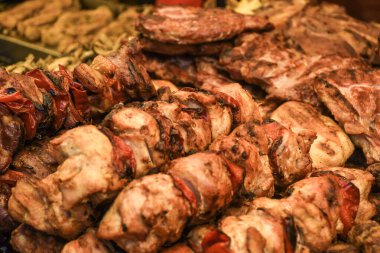 Barbekü etkinliğinde tezgahın üstünde sebzeli ızgara et. Brunch Choice Kalabalığı Yemek Seçenekleri Yeme Konsepti