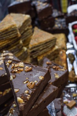 Şekersiz, glütensiz, laktozsuz çikolatalı tatlı barı. Pastanenin ya da pastanenin tepesinde satılık ya da yemek festivali sırasında ev yapımı tatlı ya da istifle..