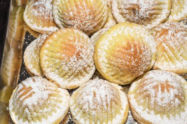 Ma 'amoul - Türkçe ya da Arapça geleneksel tatlı. Kurban Bayramı Müslümanları, toz şekerle kaplı pastalar. Ev yapımı bayramlar ve Ramazan Bayramı kurabiyeleri poğaça.