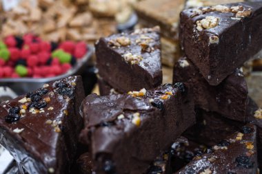 Şekersiz, glütensiz, laktozsuz çikolatalı tatlı barı. Pastanenin ya da pastanenin tepesinde satılık ya da yemek festivali sırasında ev yapımı tatlı ya da istifle..