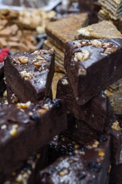 Şekersiz, glütensiz, laktozsuz çikolatalı tatlı barı. Pastanenin ya da pastanenin tepesinde satılık ya da yemek festivali sırasında ev yapımı tatlı ya da istifle..