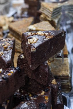 Şekersiz, glütensiz, laktozsuz çikolatalı tatlı barı. Pastanenin ya da pastanenin tepesinde satılık ya da yemek festivali sırasında ev yapımı tatlı ya da istifle..