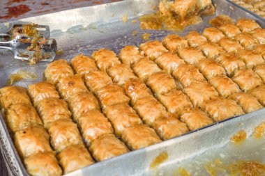 Geleneksel baklava tatlısı tatlısı, otel brunch 'ı sırasında kataif hamur işi havuzun yanındaki bahçede açık büfe. Taze Yemek Büfesi Yemek Yemeği Paylaşım Partisi Konsepti