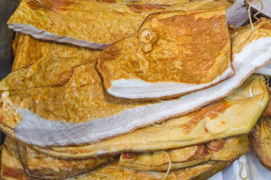 Romanya 'nın geleneksel tuzlu domuz eti spesiyalitesi slanina, çiftçi pazarı veya ülke fuarında tezgahın üzerinde yer alıyor