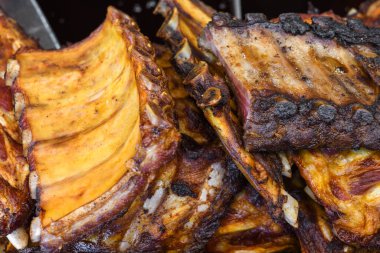 Salamura edilmiş domuz kaburgası, barbekü sırasında bir yığın taze et, barbekü konsepti. Yemek Büfesi Yemek Yeme Partisi Paylaşım Konsepti