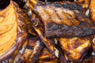 Salamura edilmiş domuz kaburgası, barbekü sırasında bir yığın taze et, barbekü konsepti. Yemek Büfesi Yemek Yeme Partisi Paylaşım Konsepti