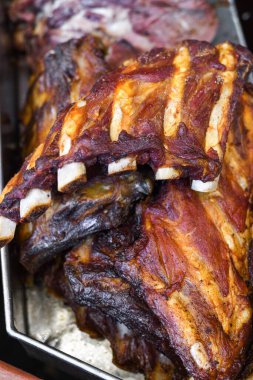 Salamura edilmiş domuz kaburgası, barbekü sırasında bir yığın taze et, barbekü konsepti. Yemek Büfesi Yemek Yeme Partisi Paylaşım Konsepti