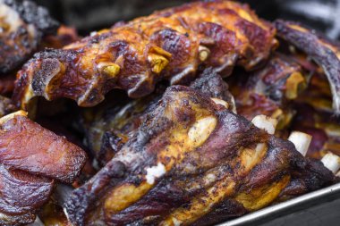 Salamura edilmiş domuz kaburgası, barbekü sırasında bir yığın taze et, barbekü konsepti. Yemek Büfesi Yemek Yeme Partisi Paylaşım Konsepti