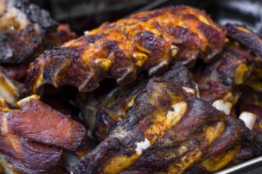 Salamura edilmiş domuz kaburgası, barbekü sırasında bir yığın taze et, barbekü konsepti. Yemek Büfesi Yemek Yeme Partisi Paylaşım Konsepti