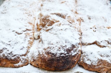 Geleneksel ev yapımı elmalı turta ya da turta, gıda pazarı ya da festivalde, şarküteride ya da fırında tezgahın üstünde satılıyor. Taze pudra şekerli üst rulo