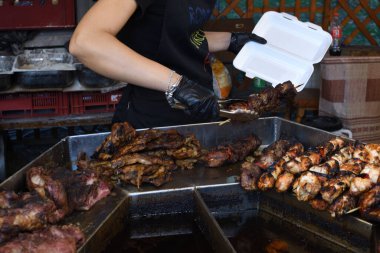 Salamura edilmiş domuz kaburgası, barbekü sırasında bir yığın taze et, barbekü konsepti. Yemek Büfesi Yemek Yeme Partisi Paylaşım Konsepti