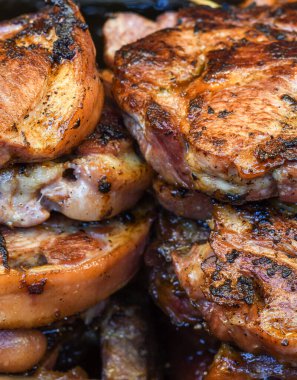 Barbekü etkinliğinde tezgahın üstünde sebzeli ızgara et. Brunch Choice Kalabalığı Yemek Seçenekleri Yeme Konsepti
