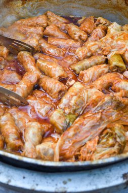 Et, pirinç ve sebzeli lahana ruloları. Etli lahana dolması. Chou farci, dolma, sarma, golubtsy veya golabki. Üst manzara, büyük bir tencerede 
