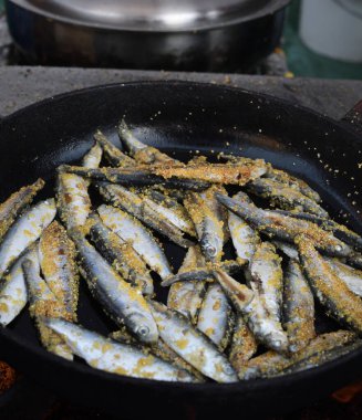 Tezgahın üstünde taze ızgara balık, deniz ürünleri festivali sırasında, sokak yemekleri pazarında. Kızıl deniz levreği, alabalık, kılıç balığı, kızarmış altın kalamar, çeşitli deniz ürünleri çeşitleri yakın çekim, üst manzara..
