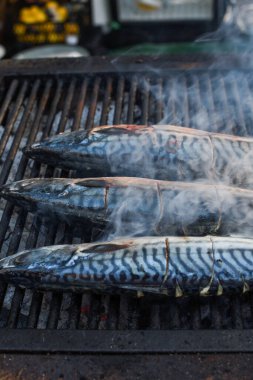 Izgarada çiğ balık, yemek pişirmek ya da sokak yemeği festivali ya da balık pazarı sırasında hazırlanmak. Basit bir alabalık tarifi, otsuz ve baharatsız pişirilmiş. Taze Yemek Büfesi Yemek Yemeği Paylaşım
