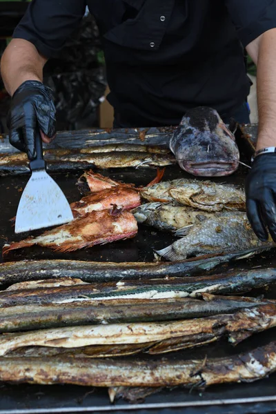 Peixe Recém Grelhado Bancada Durante Festival Frutos Mar Mercado Comida — Fotografia de Stock