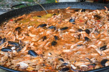 Haşlanmış kerevit, kızarmış kerevit. Kerevit ya da kerevit, balık pazarı yemek festivali sırasında kerevit babalar. Büyük bir tavada pişirilmek