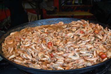 Haşlanmış kerevit, kızarmış kerevit. Kerevit ya da kerevit, balık pazarı yemek festivali sırasında kerevit babalar. Büyük bir tavada pişirilmek