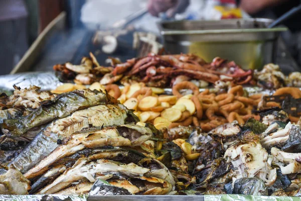 Pescado Recién Parrilla Mostrador Durante Festival Mariscos Mercado Alimentos Callejeros — Foto de Stock