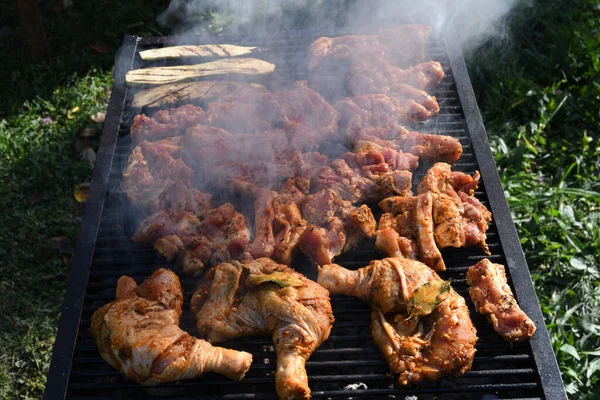 烤肉架上的肉 厨师将新鲜烤鸡肉拌入一个大锅 室外烧烤外的概念 可在野餐或家庭活动中享用 — 图库照片
