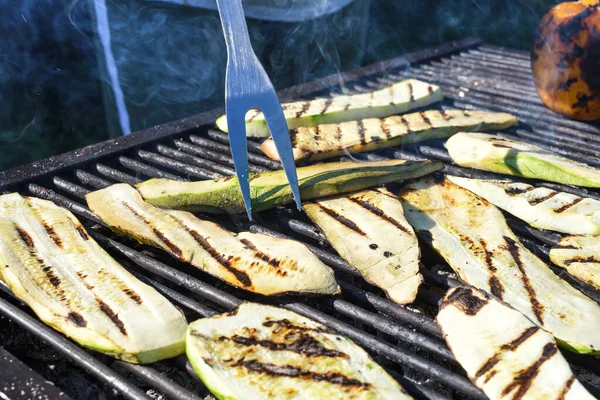 Zucchini Grelhar Durante Exterior Churrasco Livre Piquenique Homem Preparando Churrasco — Fotografia de Stock