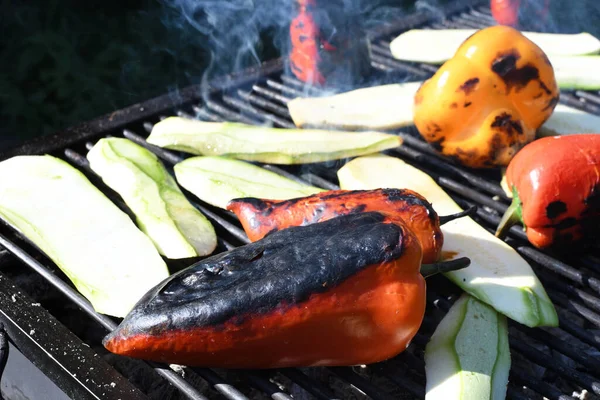 Peperoni Rossi Grigliate Durante Barbecue All Aperto Pic Nic Uomo — Foto Stock