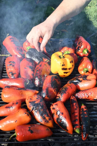 Pimentas Vermelhas Grelhando Durante Churrasco Exterior Piquenique Homem Preparando Churrasco — Fotografia de Stock