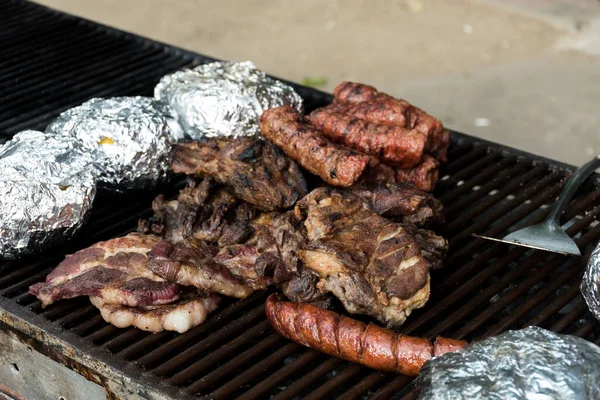 グリルで肉 シェフの料理は 大きな鍋に新鮮なグリルチキン肉のグリルミックス 屋外バーベキューの概念外 鶏のタイツ ピクニックや家族のイベント中に提供する準備ができて — ストック写真