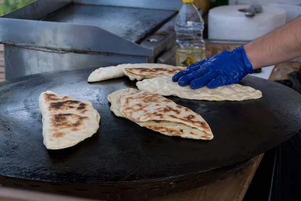 Plato Tradicional Turco Llamado Gozleme Hecho Pan Plano Relleno Carne — Foto de Stock