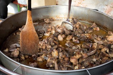 Jumari, sokak yemekleri festivali sırasında bir sepette satılık leziz, sağlıksız domuz eti. Geleneksel Romanya Noel tabağında leziz kızarmış domuz greyfurtları. Kızarmış gevrek.