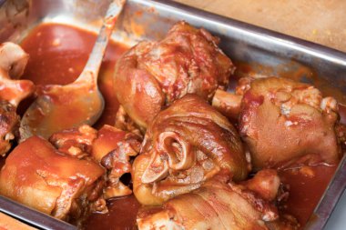 Ahşap kesim tahtasının üzerinde haşlanmış lahana ve hardalla kızartılmış domuz budu. Çelik tabakta domuz budu. Oktoberfest, sonbahar festivali yemekleri, sokak yemekleri için yatay bavyera yemekleri