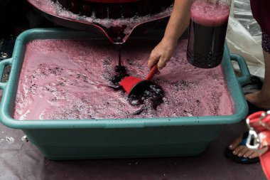 Yemek ve şarap festivalinde taze sıkılmış üzüm suyu. Geleneksel Romen tatlı içeceği, şekersiz, yoğun kırmızı renk