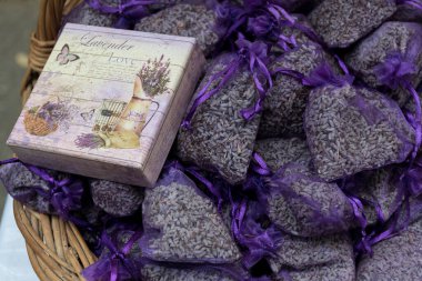 Ahşap sepette lavanta dolu bir çanta. Kokulu lavanta çiçekleri. Lavanta kokulu lavanta tozu torbanın yanında. Seçici odaklanma. Sokak pazarı.