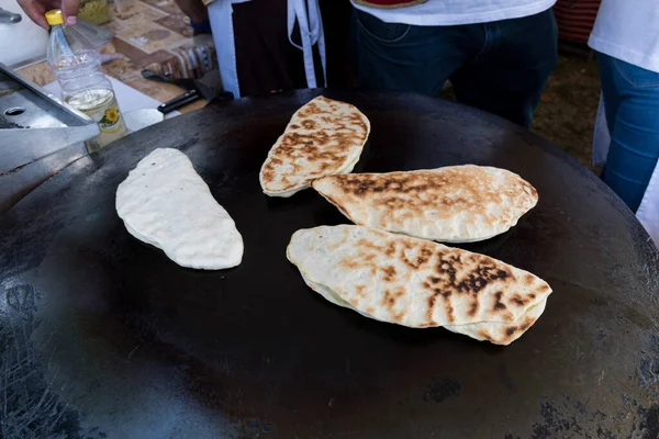 Plato Tradicional Turco Llamado Gozleme Hecho Pan Plano Relleno Carne — Foto de Stock