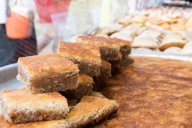 Geleneksel kataif tatlı tatlılar, otel brunch büfesi sırasında pasta dışarıda, havuzun yanındaki bahçede. Taze Yemek Büfesi Yemek Yemeği Paylaşım Partisi Konsepti