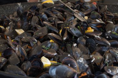Buhar tavasında kabuklu midyeler. Açık havada deniz ürünleri barbeküsü. Soslu, baharatlı. Büyük metal tavada pişen bolca midye kabuğu. Yemek Yemeği Yemeği Yemeği Paylaşım Konsepti
