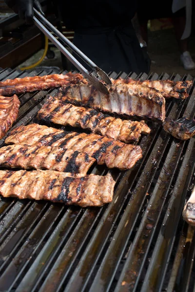 Chef Cocinando Costillas Cerdo Frescas Parrilla Carbón Durante Festival Comida — Foto de Stock