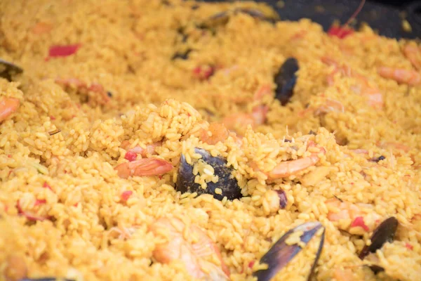 Paella Frutos Mar Cozido Uma Panela Grande Wok Festival Comida — Fotografia de Stock