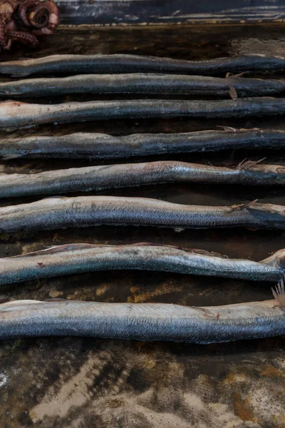 Peixe Cru Fresco Ardósia Grelha Durante Festival Frutos Mar Mercado — Fotografia de Stock