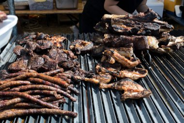 Bahçe bahçesindeki havuz kenarında otel brunch büfesi sırasında kıymalı tavuk kıymalı taze ızgara domuz eti. Taze Yemek Büfesi Yemek Yemeği Paylaşım Partisi Konsepti