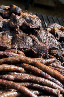 Bahçe bahçesindeki havuz kenarında otel brunch büfesi sırasında kıymalı tavuk kıymalı taze ızgara domuz eti. Taze Yemek Büfesi Yemek Yemeği Paylaşım Partisi Konsepti