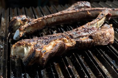 Bahçe bahçesindeki havuz kenarında otel brunch büfesi sırasında kıymalı tavuk kıymalı taze ızgara domuz eti. Taze Yemek Büfesi Yemek Yemeği Paylaşım Partisi Konsepti