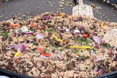 Deniz ürünleri paella 'sı büyük bir tavada pişmiş, sokak yemeği festivali. Meksika Fiesta Ulusal Yemek Günü spesiyali. Canlı yemek istasyonu. Taze Yemek Büfesi Yemek Yemeği Paylaşım Partisi Konsepti