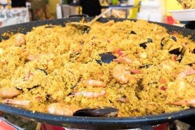 Deniz ürünleri paella 'sı büyük bir tavada pişmiş, sokak yemeği festivali. Meksika Fiesta Ulusal Yemek Günü spesiyali. Canlı yemek istasyonu. Taze Yemek Büfesi Yemek Yemeği Paylaşım Partisi Konsepti
