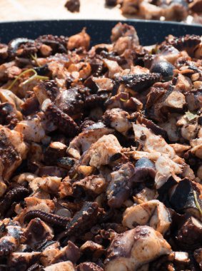 Ahtapot küçük lokmalar, sokak yemeği festivali. Deniz ürünleri festivali. Canlı yemek yarışması. Taze Yemek Büfesi Yemek Yeme Partisi Paylaşım Konsepti. İnce doğranmış ahtapot dokunaçları!