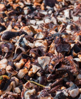 Ahtapot küçük lokmalar, sokak yemeği festivali. Deniz ürünleri festivali. Canlı yemek yarışması. Taze Yemek Büfesi Yemek Yeme Partisi Paylaşım Konsepti. İnce doğranmış ahtapot dokunaçları!