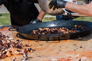 Ahtapot küçük lokmalar, sokak yemeği festivali. Deniz ürünleri festivali. Canlı yemek yarışması. Taze Yemek Büfesi Yemek Yeme Partisi Paylaşım Konsepti. İnce doğranmış ahtapot dokunaçları!