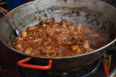 Geleneksel sarmale karşı foi de varza yemeği, yani lahana dolması, kıyma ve domates soslu, şöminenin üzerinde büyük tencere pişirme. Taze Yemek Büfesi Yemek Yemeği Partisi Şşşşşş